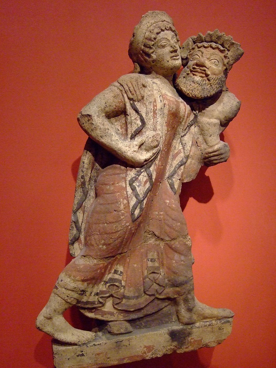 Ornement de toit (antéfixe) en forme de Ménade dansante et de Satyre étrusque, 500–475 av. J.-C., Villa Getty, Los Angeles, Californie