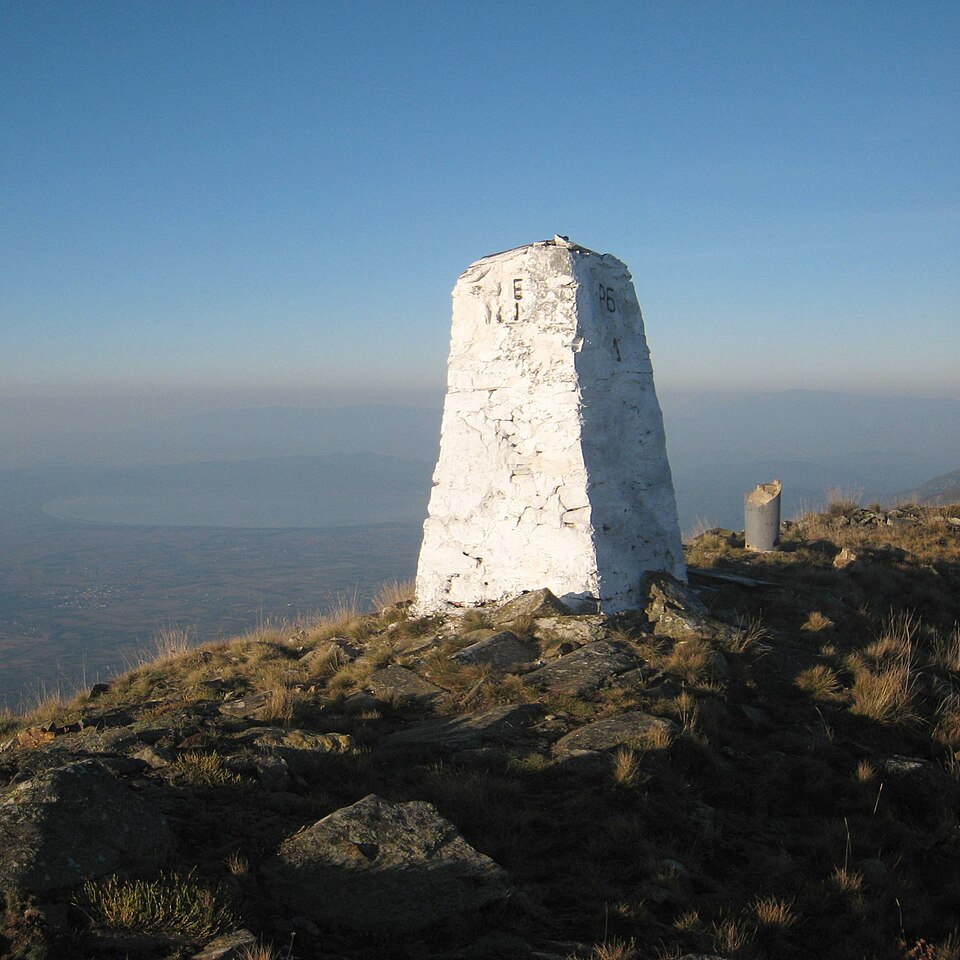 Borne frontière au tripoint de la Bulgarie (à droite sur la photo), de la Grèce (à gauche) et de la Macédoine du Nord, située sur le pic de Tumba