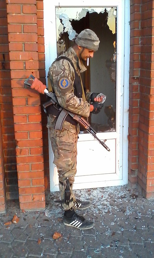 Soldat d'un bataillon de milices « Volontaires » en 2014 pendant la guerre dans le Donbass
