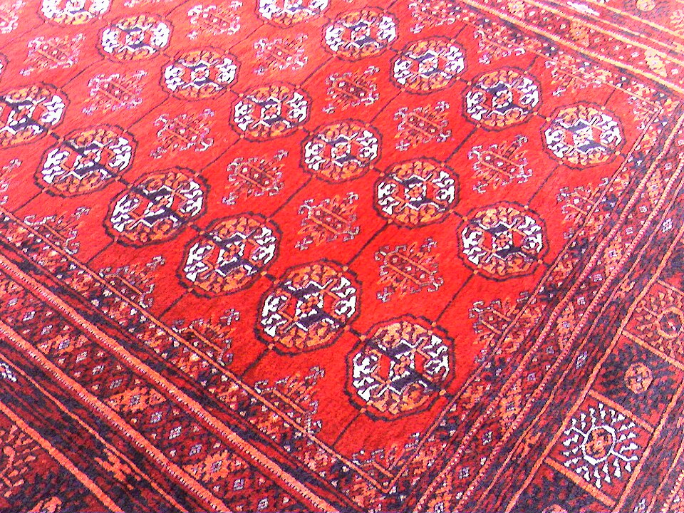Le célèbre motif du tapis de Boukhara intègre un motif octogonal en forme de « patte d'éléphant ».