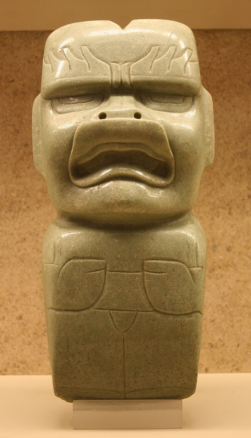 1200–400 av. J.-C. ; quartz vert poli (aventurine) ; hauteur : 29 cm, largeur : 13,5 cm ; British Museum (Londres)