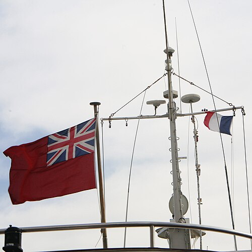 Le superyacht Ariane NI dans le port de Toulon, arborant son pavillon britannique et un pavillon de courtoisie français