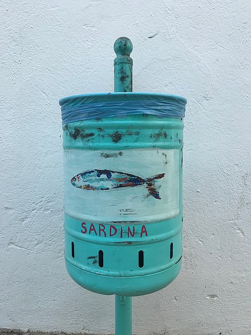 Conteneur à déchets à Tarifa, Espagne