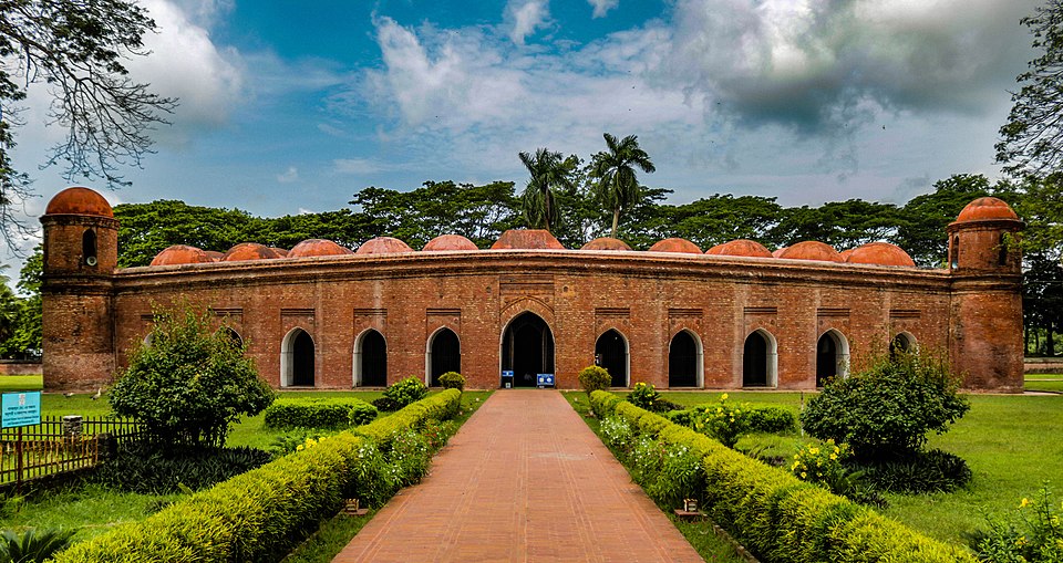 La mosquée aux soixante dômes, datant du XIVe siècle, se trouve à Khalifatabad, au Bangladesh.