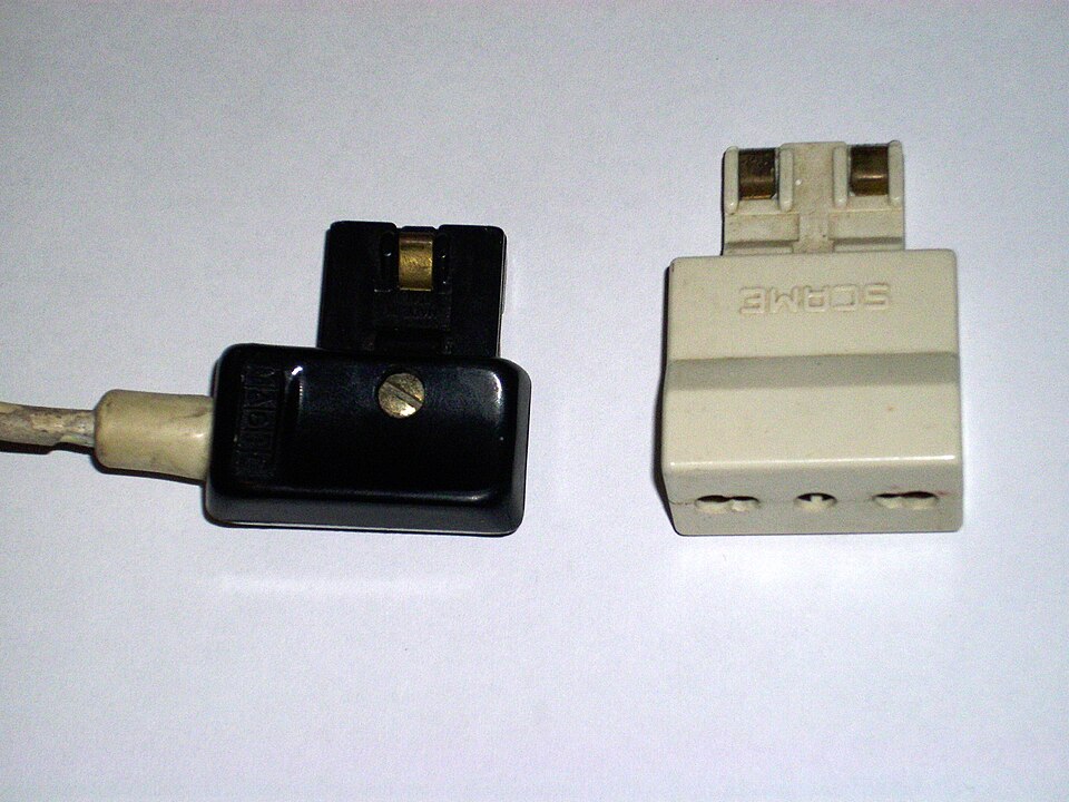 Prise Magic Security (10 A) (à gauche) avec un adaptateur de type L vers prise Magic Security
