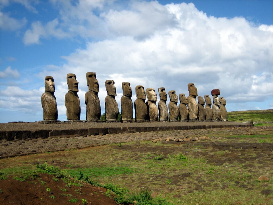 Moai de l'île de Pâques, tourné vers l'intérieur des terres, Ahu Tongariki, vers 1250-1500, restauré par l'archéologue chilien Claudio Cristino dans les années 1990.