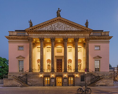 Extérieur de l'Opéra d'État à l'heure bleue du soir, 2018