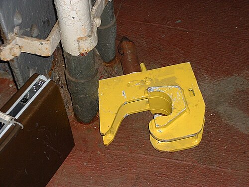 Adaptateur d'accouplement à utiliser entre l'attelage Janney sur une locomotive et les attelages WABCO-2 montés sur les rames automotrices de trains de banlieue à la gare Pennsylvania de New York. L'adaptateur est vu du bas