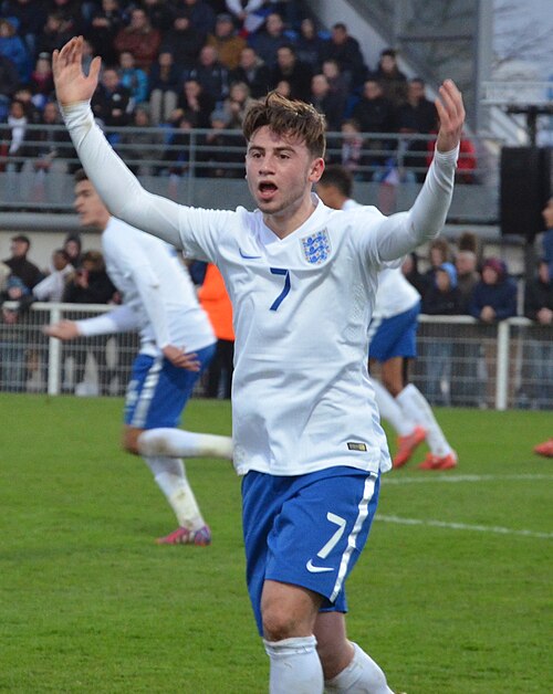 jeune homme blanc en tenue blanche et bleue