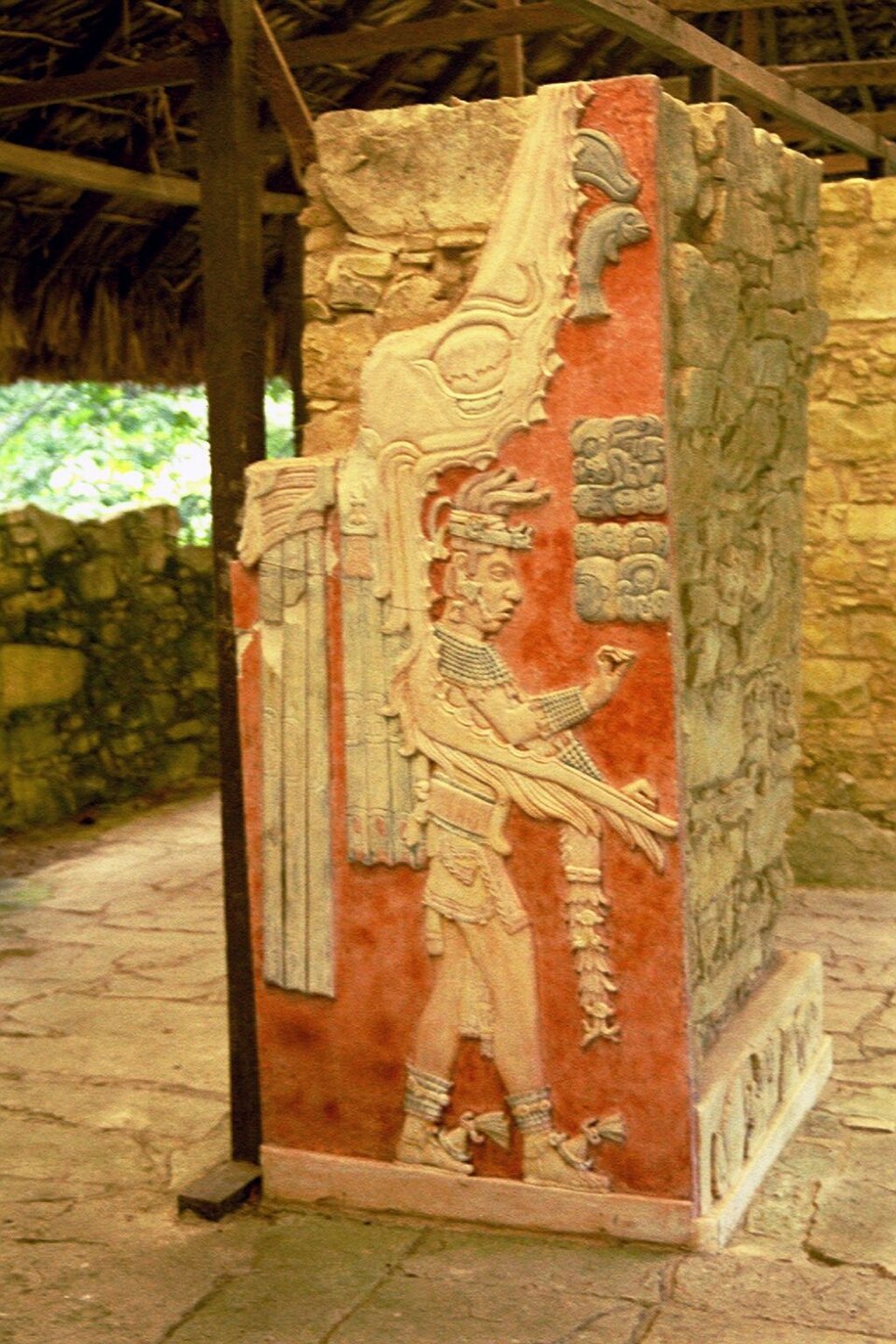 Les murs des tombeaux des souverains mayas étaient parfois peints avec du cinabre, et dans le Tombeau de la Reine Rouge à Palenque (600-700 après J.-C.), les restes d'une noble dame étaient recouverts de poudre de cinabre vermillon brillante.