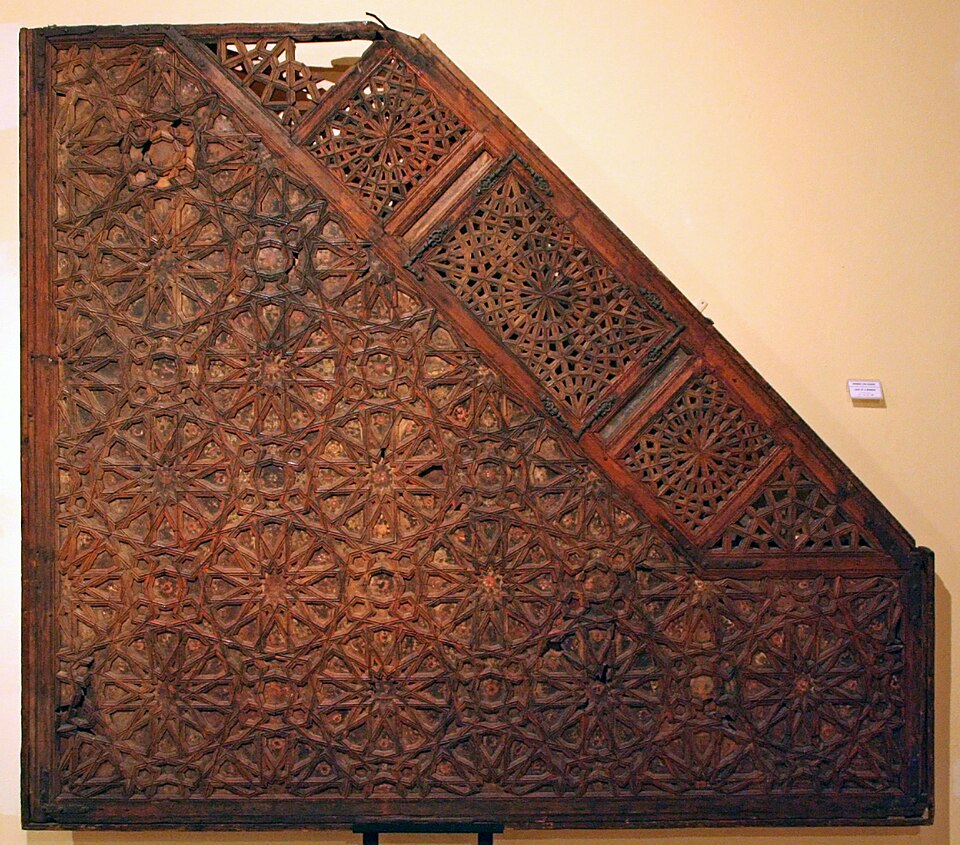 Chaire islamique en bois finement sculptée