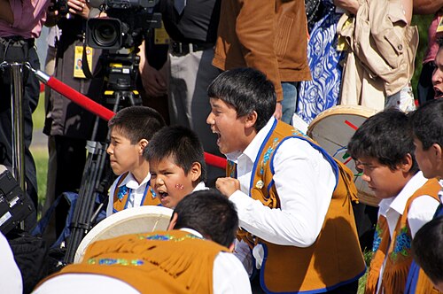 Les Young Dene Drummers se sont produits lors de la visite du prince William et de Kate à Yellowknife, dans les Territoires du Nord-Ouest, le 5 juillet 2011.