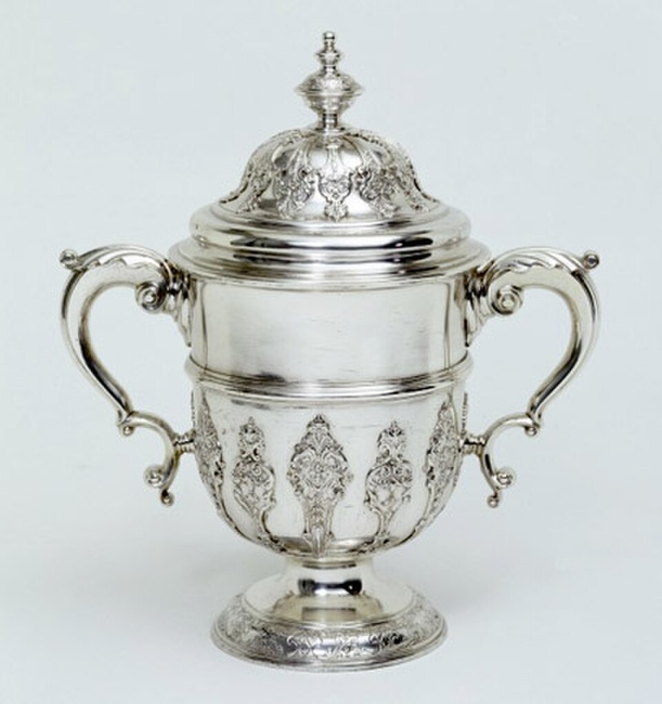 Tasse et couvercle, fabriqués par Paul de Lamerie, 1736-1737. Victoria and Albert Museum n° 819-1890