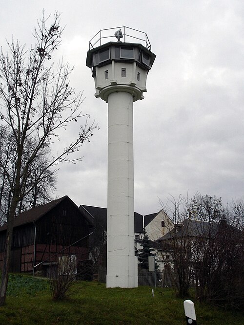 La BT-11 (Beobachtungsturm-11), une tour d'observation de 11 m (36 pieds) de haut introduite en 1969. La tour, très lourde, était instable et vulnérable à l'effondrement.[citation nécessaire]