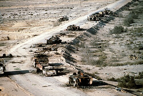 Des véhicules blindés de transport de troupes, des chars et des camions irakiens détruits lors d'une attaque de la coalition le long d'une route dans la vallée de l'Euphrate pendant l'opération Tempête du désert, en 1991