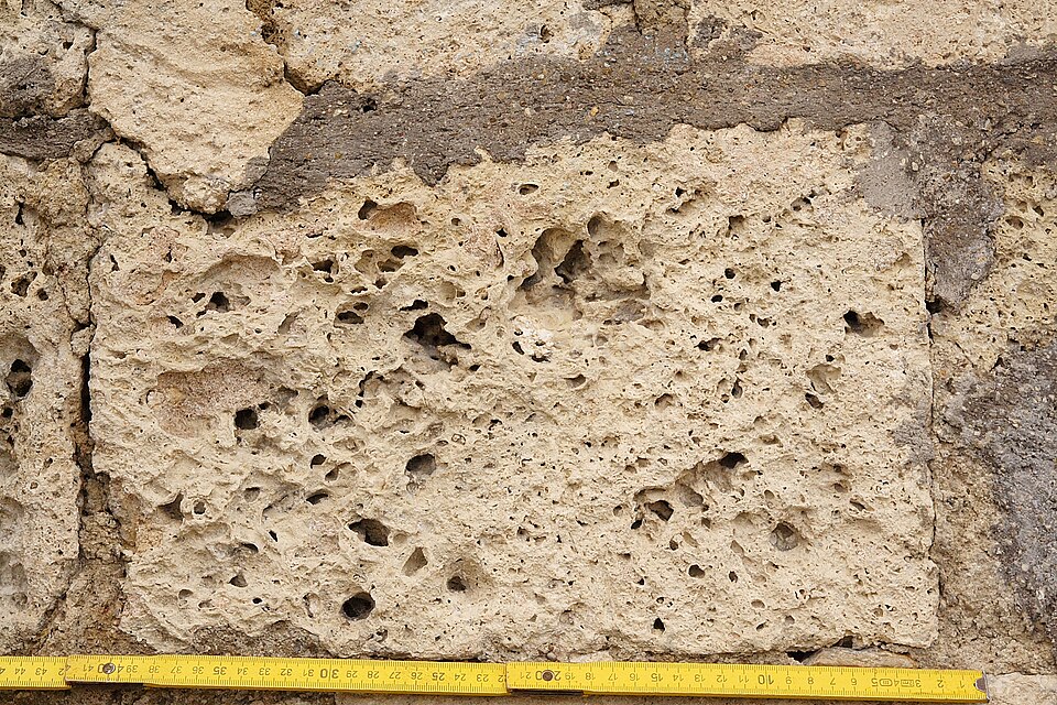 Travertin dans un mur vieux de 400 ans