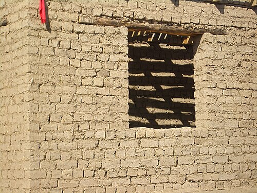 Une maison en briques d'adobe en construction au Kirghizistan