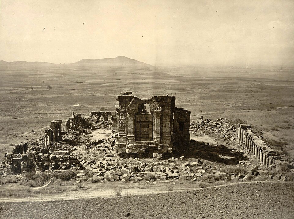 Ruines du temple solaire de Martand après sa destruction sur ordre du sultan du Cachemire, Sikandar l'Iconoclaste, au début du XVe siècle, la démolition ayant duré un an.