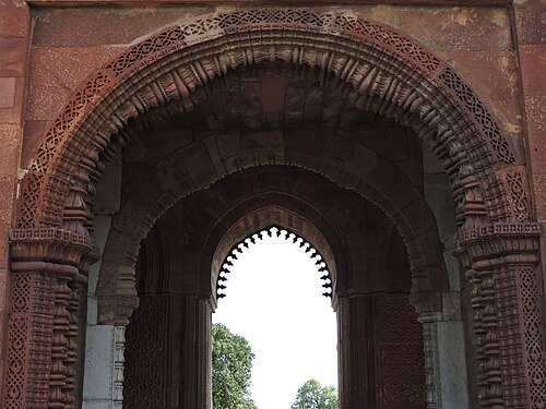 Sculptures de l'arc d'Alai Darwaza