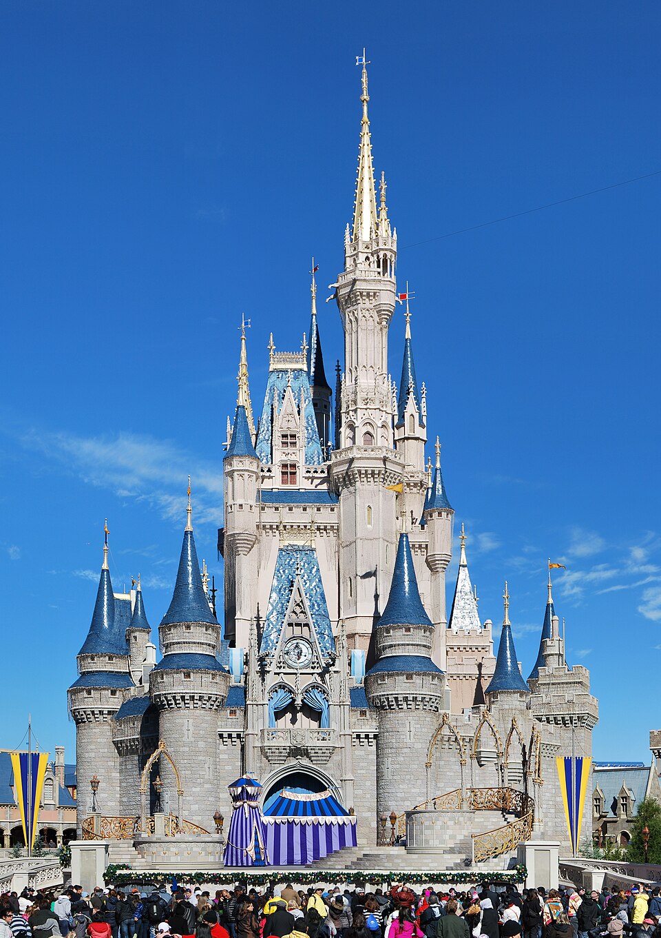 Au château de Cendrillon, dans le Magic Kingdom de Walt Disney World, l'échelle devient encore plus petite à mesure que l'on monte, ce qui le fait paraître nettement plus grand que sa hauteur réelle de 189 pieds (58 mètres).