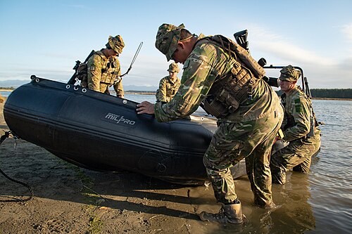 Des soldats de l'armée néo-zélandaise portant l'uniforme NZMTP pendant l'entraînement.