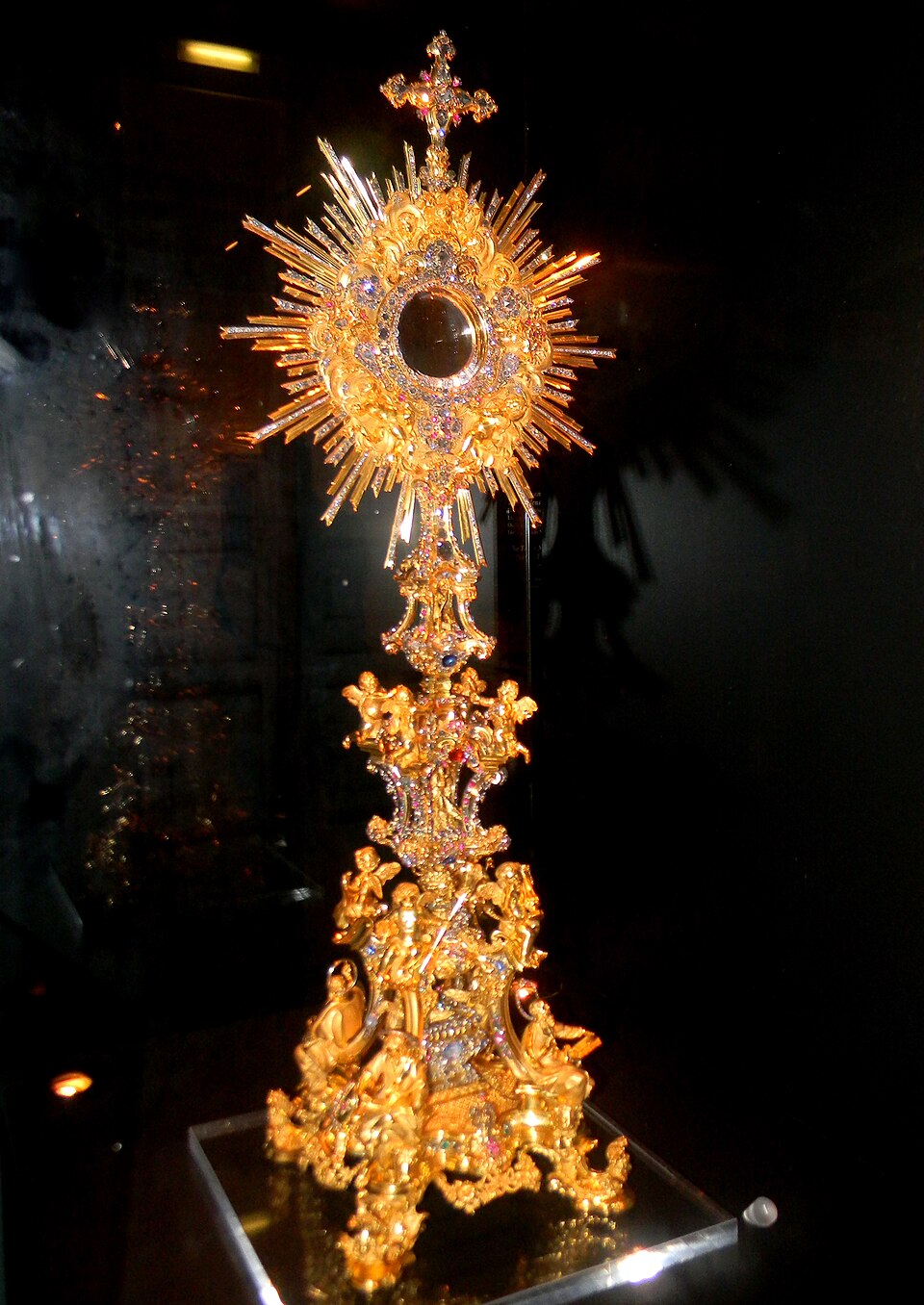 Le grand ostensoir patriarcal fut offert par le roi Jean V à la cathédrale patriarcale de Lisbonne. Il est réalisé en or massif et orné de diamants, de rubis, de saphirs et d'émeraudes. Sa commande date de 1748. Il est conservé au musée de la cathédrale de Lisbonne, au Portugal.