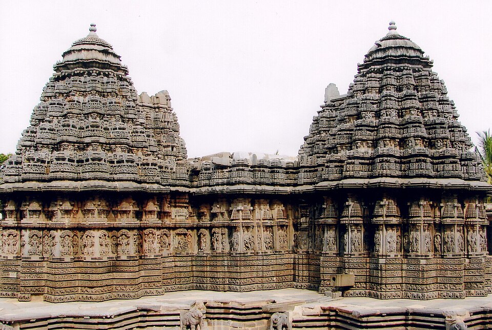 Style Vesara du temple Chennakesava, Somanathapura. Les tours sont en plan en étoile à 16 branches.