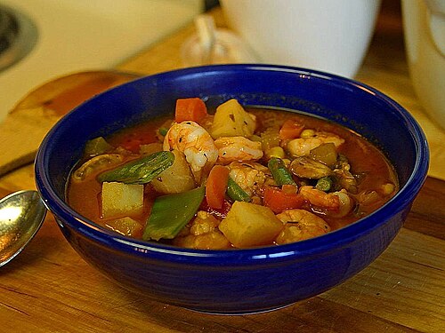 Une chaudrée de fruits de mer façon bouillon préparée avec des crevettes