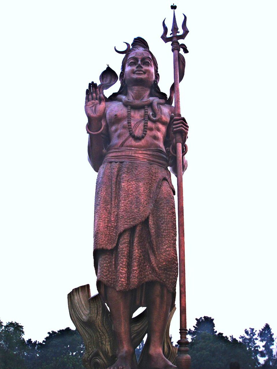 Une statue du dieu hindou Shiva, tenant un trident, près de l'aéroport international Indira Gandhi, à Delhi.