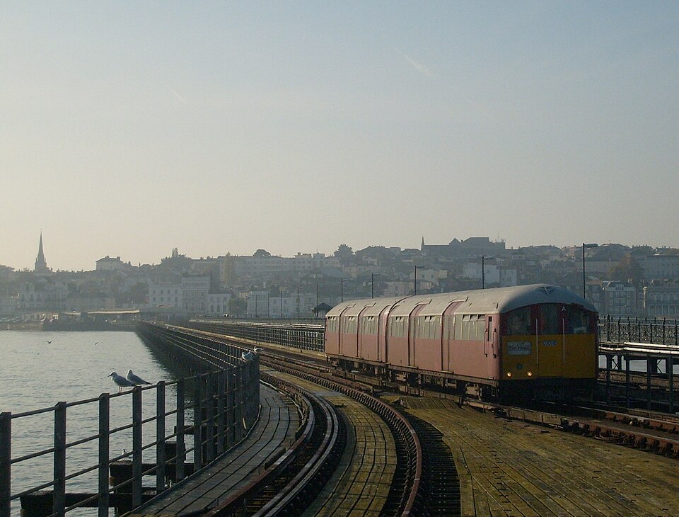 L'Island Line n° 008 arrive à Ryde Pier Head, portant la livrée finale utilisée basée sur celle de London Transport.