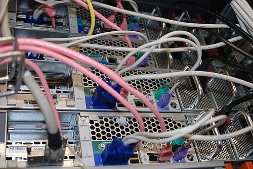 Un rack de serveur vu de l'arrière
