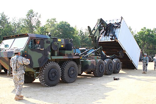 Camion Oshkosh M1075A0 PLS montrant le LHS et le CHU