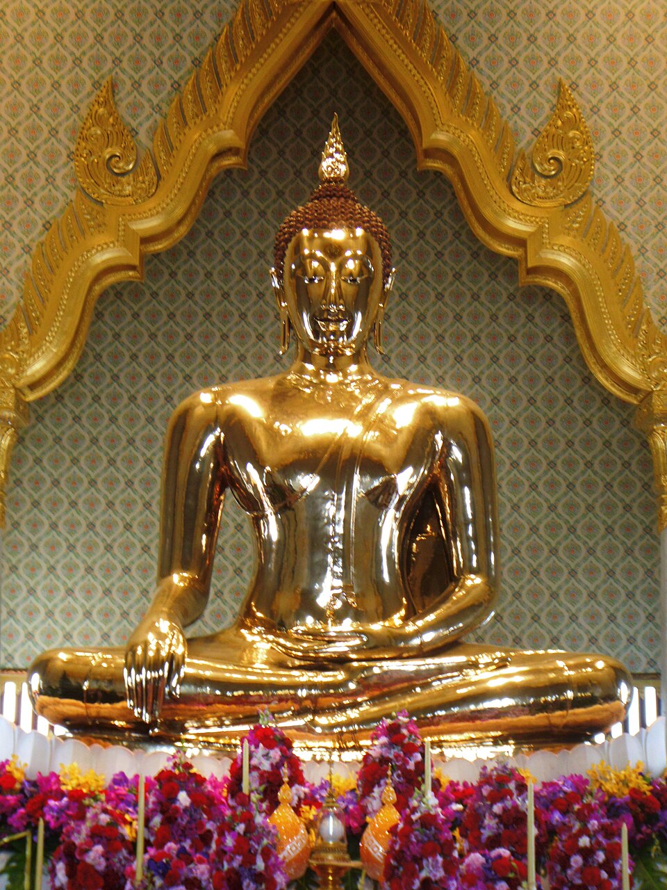 Le Bouddha d'or, Wat Traimit, Bangkok ; datant probablement du XIVe-XVe siècle, il s'agit de la plus grande sculpture en or massif au monde.