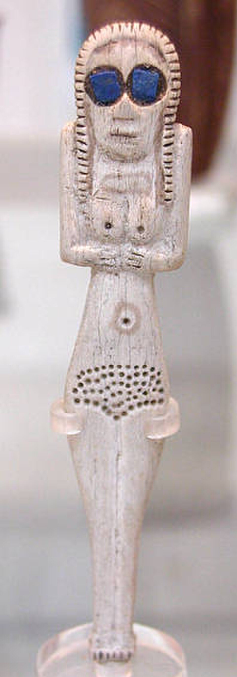 Statuette en os de Nagada I avec incrustations de lapis-lazuli (les incrustations sont un ajout moderne). British Museum