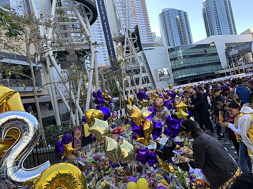 Entrée de Star Plaza et mémorial improvisé de Kobe Bryant, février 2020