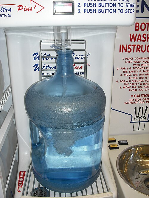 Carafe à eau en plastique rechargeable de 18 L, généralement utilisée dans les fontaines à eau
