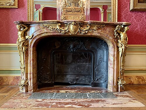 Cheminée de style néo-rococo dans la salle 538 du palais du Louvre, à Paris, architecte ou sculpteur inconnu, XIXe siècle