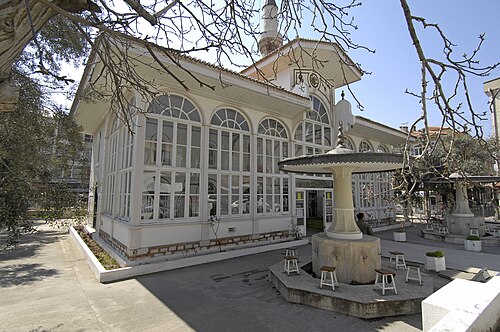 Devant de la mosquée Muğla Kurşunlu