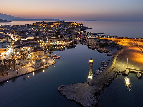 Vue aérienne du vieux port de Réthymnon au crépuscule