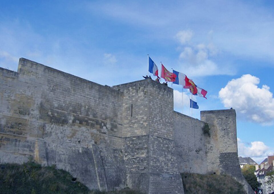 Le mur sud du château, une immense forteresse au cœur de la ville