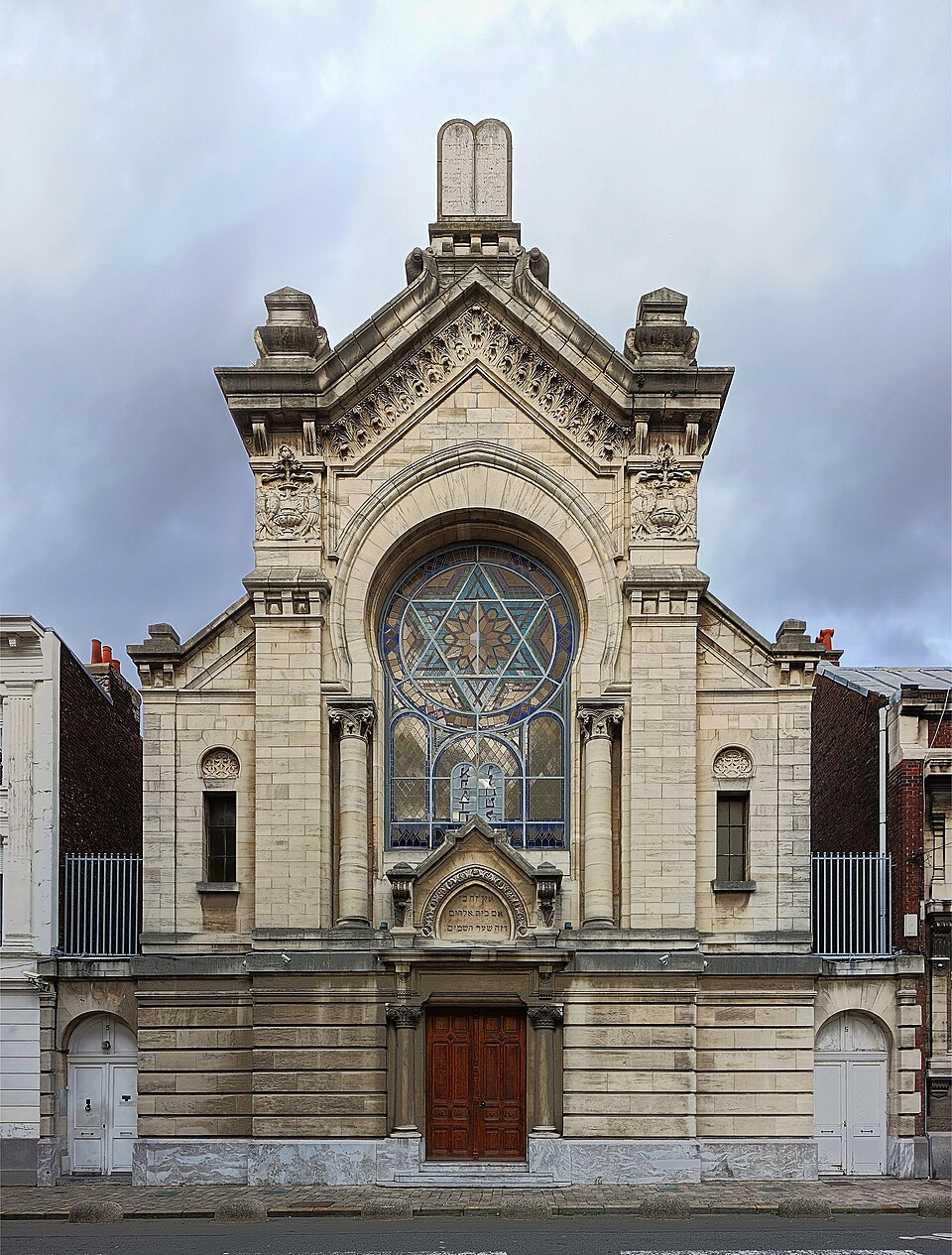 Synagogue de Lille, France, 1891, éléments de styles roman, classique (guttae), « mauresque » et autres