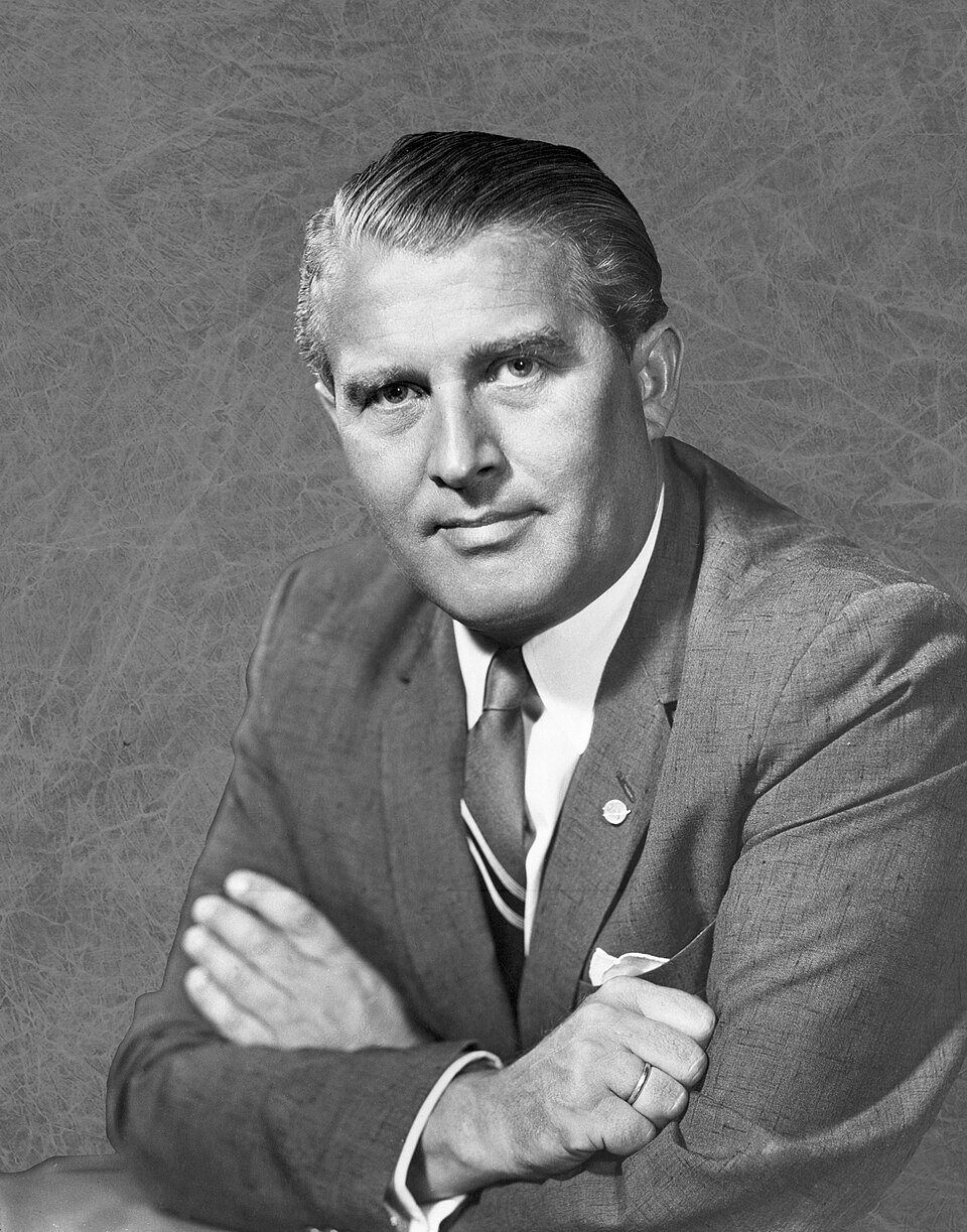 Wernher von Braun, co-développeur de la fusée V-2, premier objet artificiel à voyager dans l'espace. Considéré par d'autres comme le « père de la conquête spatiale », le « père de l'astronautique » ou encore le « père du programme lunaire américain ».