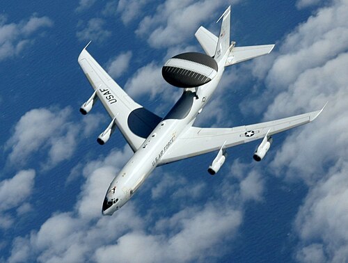 Radar aéroporté (Boeing E-3 Sentry avec dôme radar rotatif)
