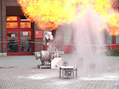 La boule de feu et les gaz surchauffés s'élèvent