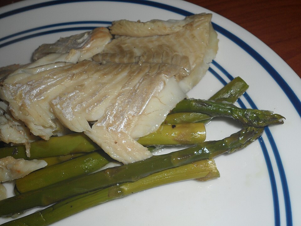 Filet cuit au four avec des asperges