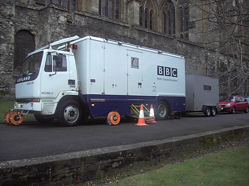 Un car de diffusion extérieure de la BBC Radio au New College d'Oxford