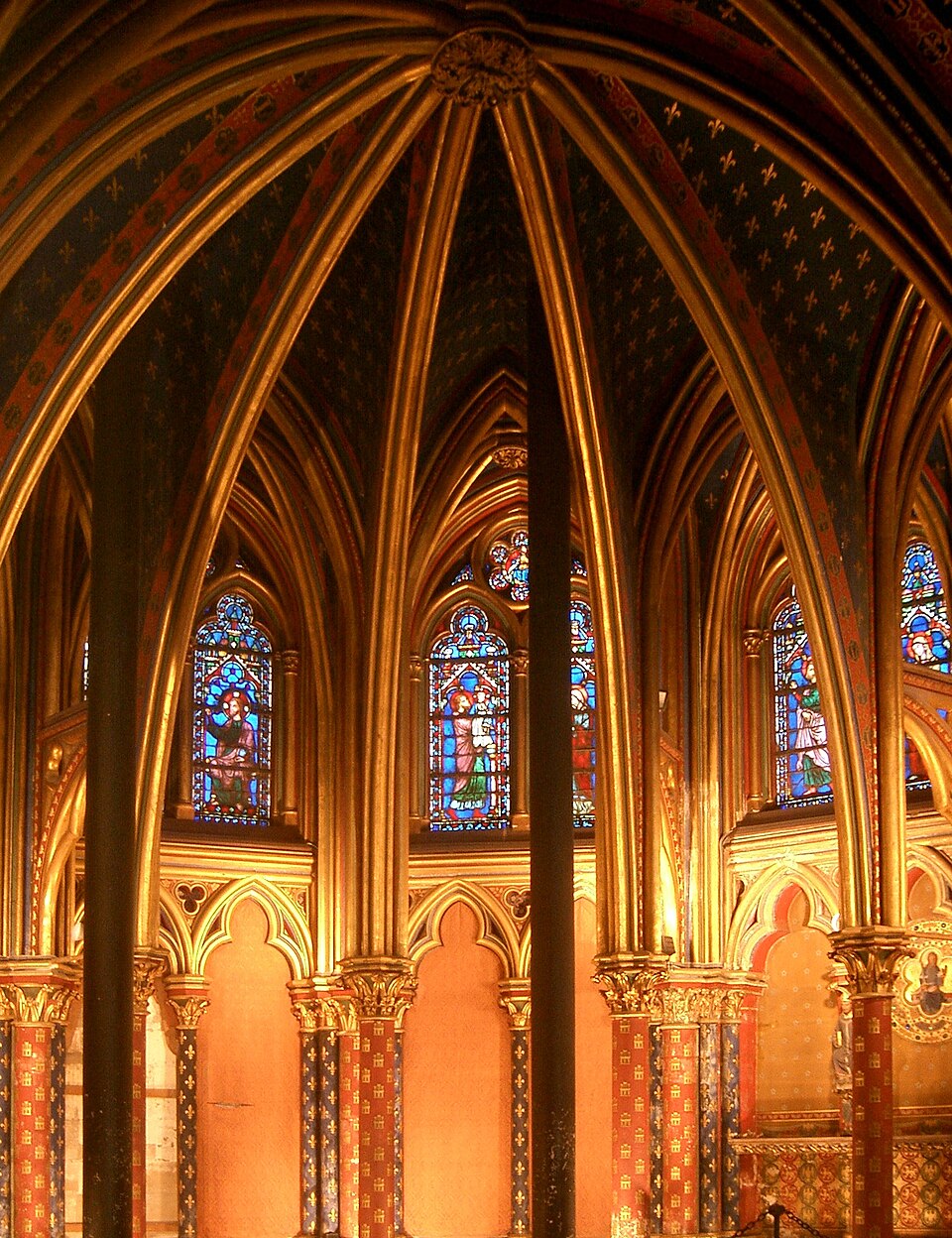 La chapelle inférieure, ornée de la fleur de lys de Louis IX (symbole de son héritage royal capétien français) et du château (symbole de la famille royale espagnole de sa mère, Blanche de Castille), présente des colonnes