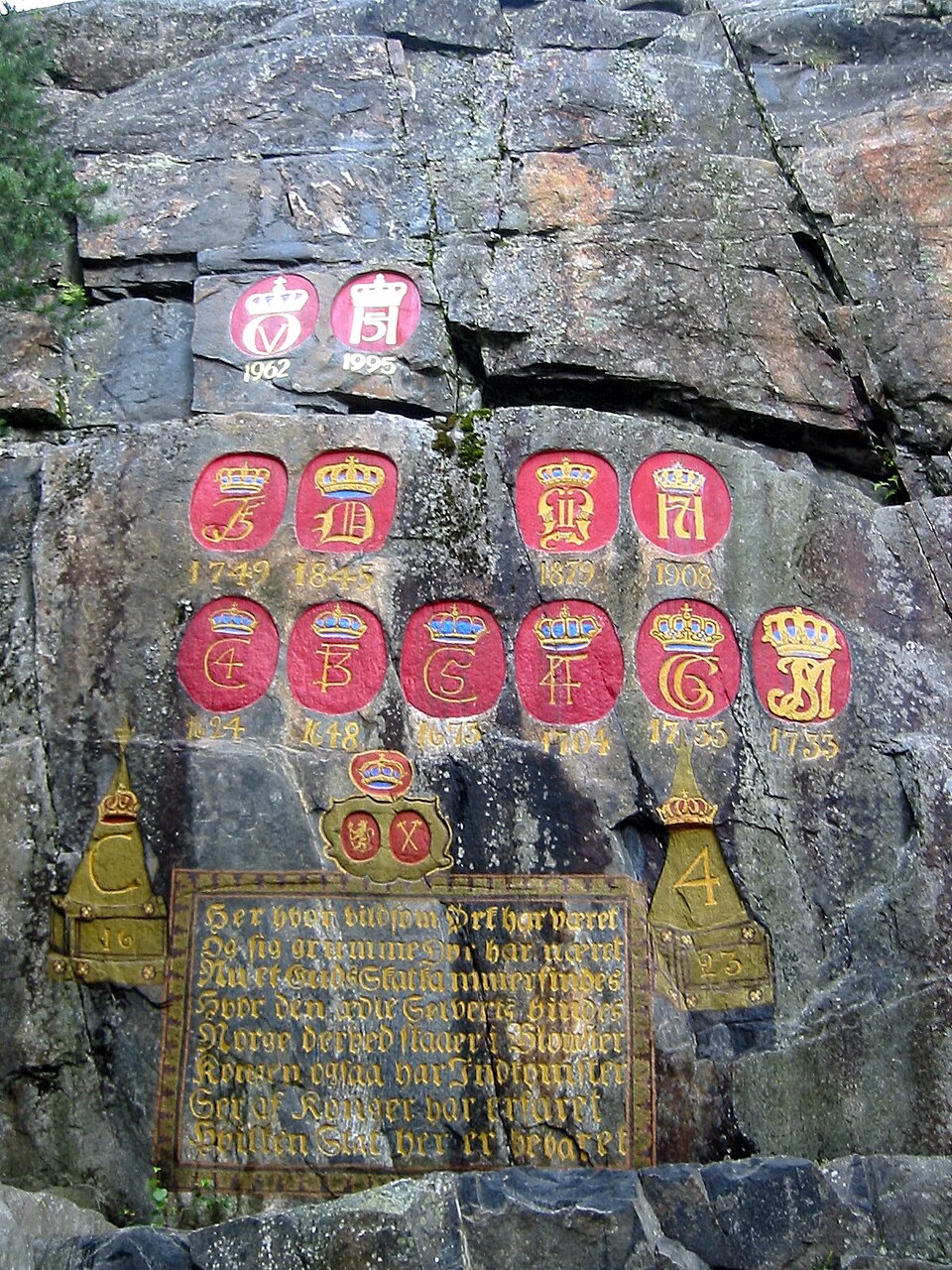 Monogrammes royaux norvégiens gravés à flanc de montagne pour commémorer les visites royales à Kongsberg depuis 1623