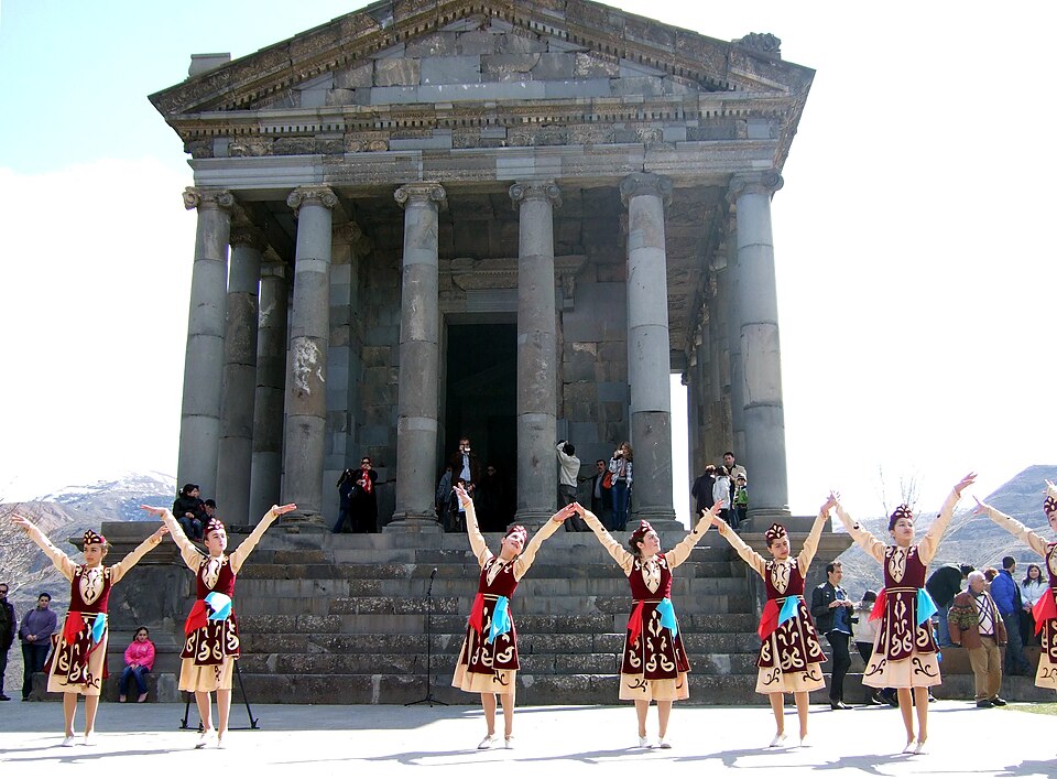 Danse rituelle – Des danseurs folkloriques arméniens célèbrent un nouvel an néo-païen.