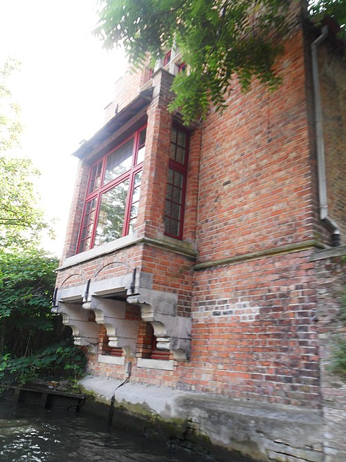 Oriel en maçonnerie au-dessus d'un canal soutenu par encorbellement, Bruges, Belgique